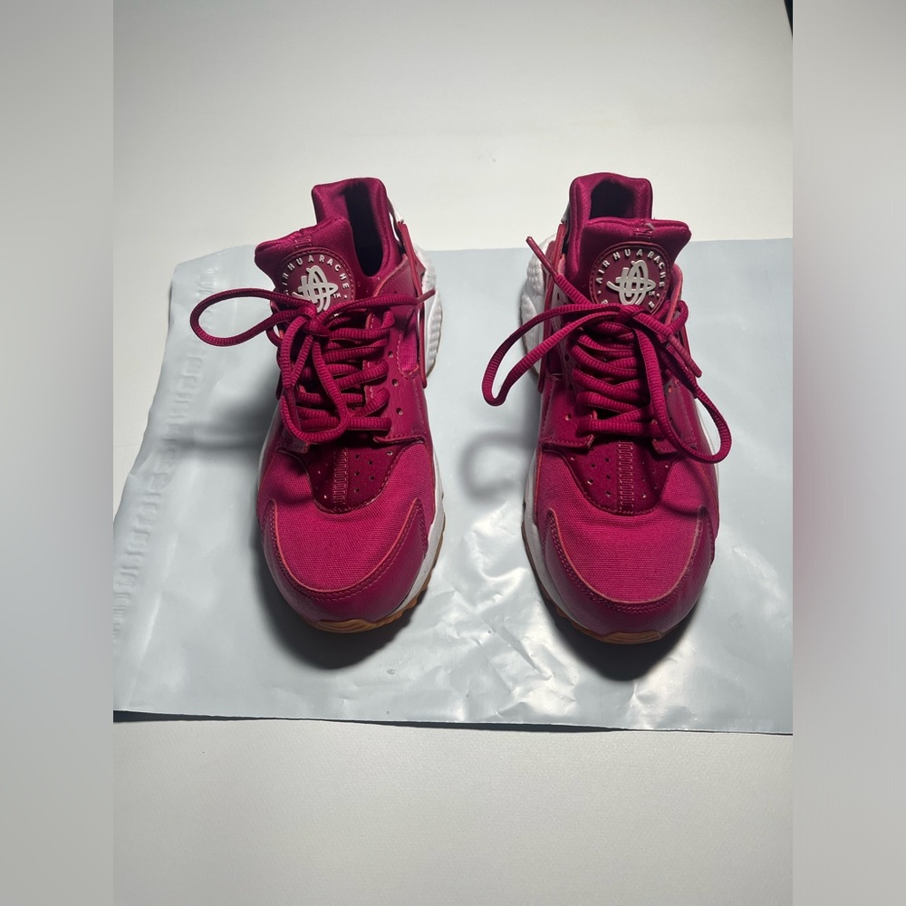 Nike Huarache Women's Fuchsia Lace-Up Sneakers size 7